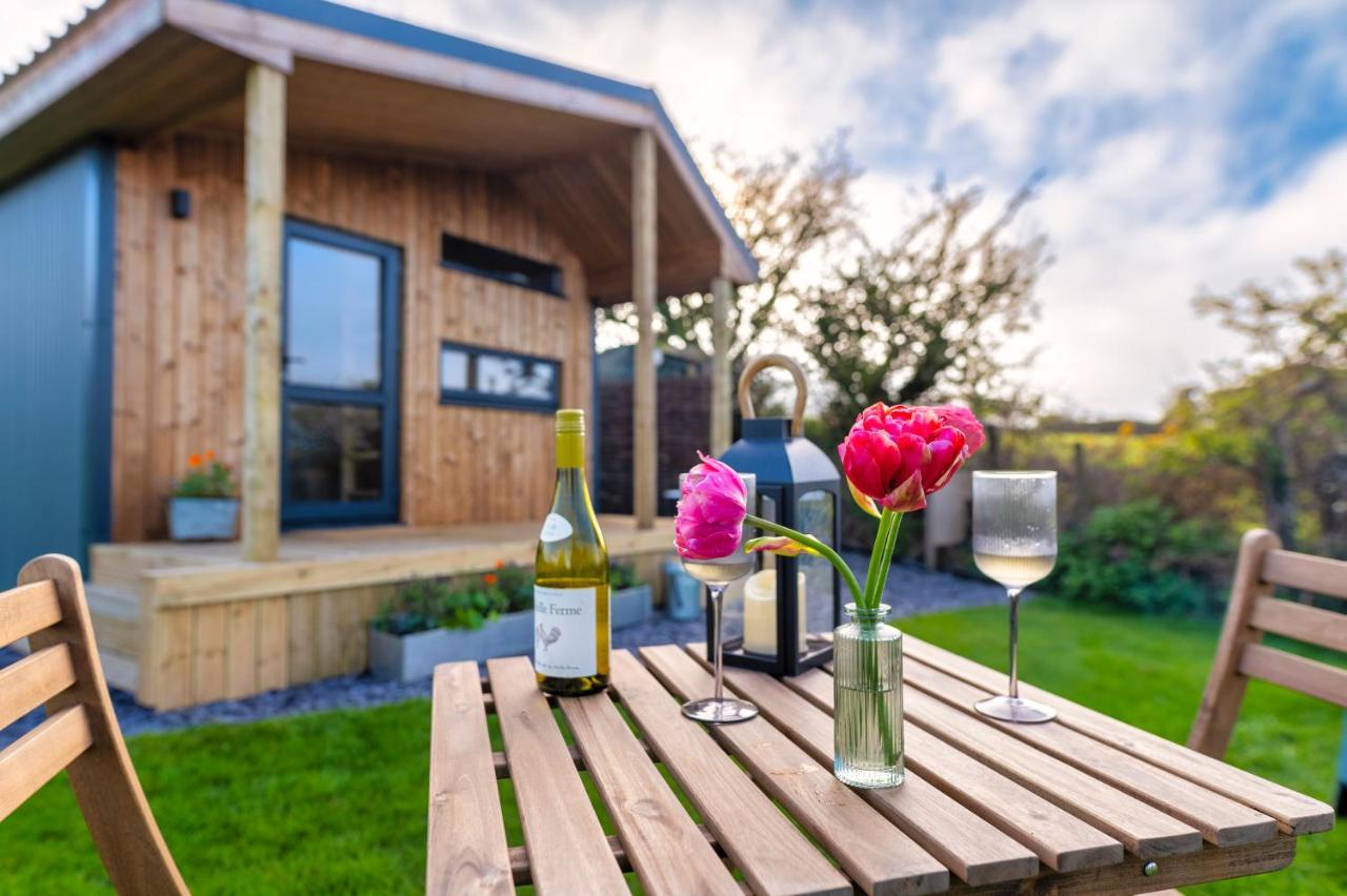 Luxury Glamping Cabin With Outdoor Bath On Cornish Flower Farm Truro Exterior foto